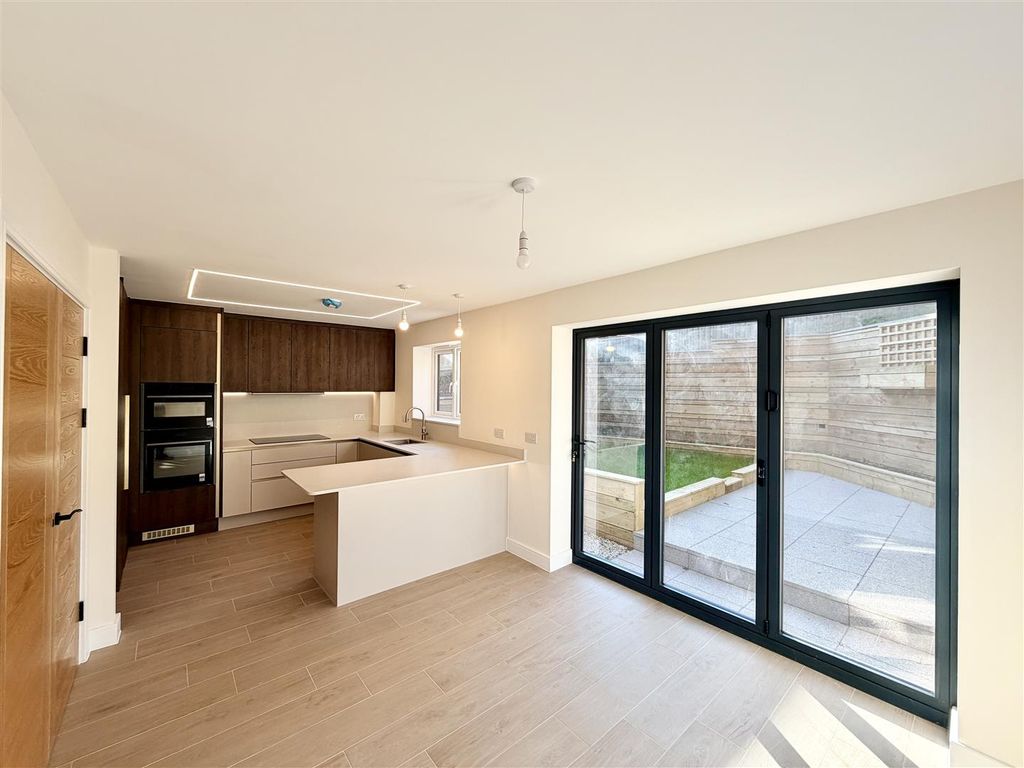 Property photo 2 of 32 Kitchen/Diner