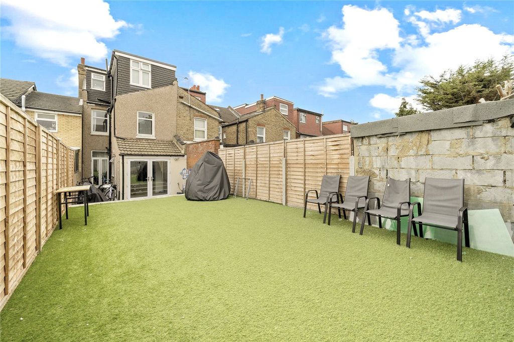 Property photo 2 of 20 Picture No. 24