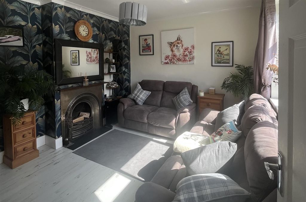 Property photo 3 of 21 Lounge