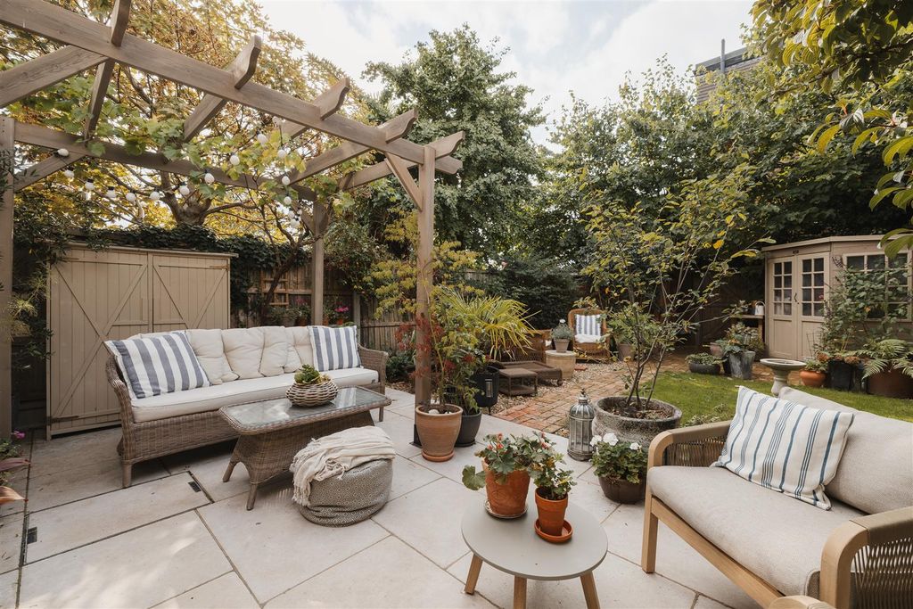 Property photo 3 of 57 Horn Lane, Ig8