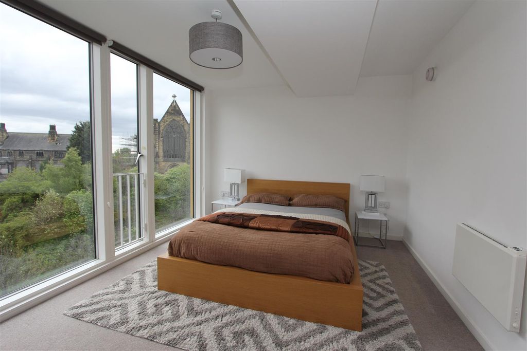 Property photo 2 of 9 Bedroom.Jpg