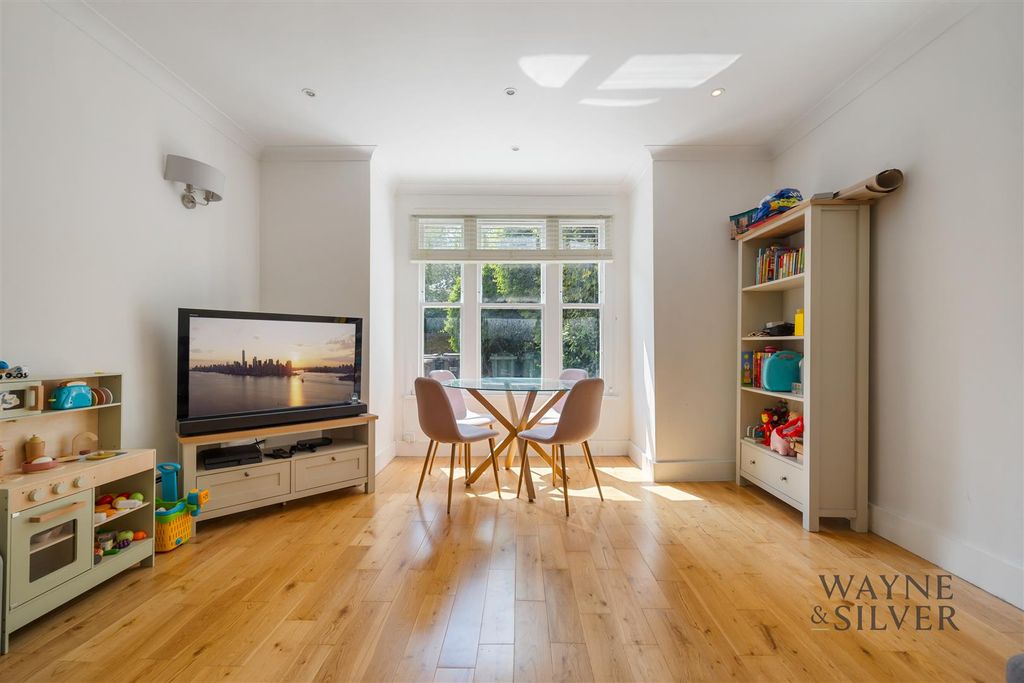 Property photo 3 of 10 Holly Hill, Nw3