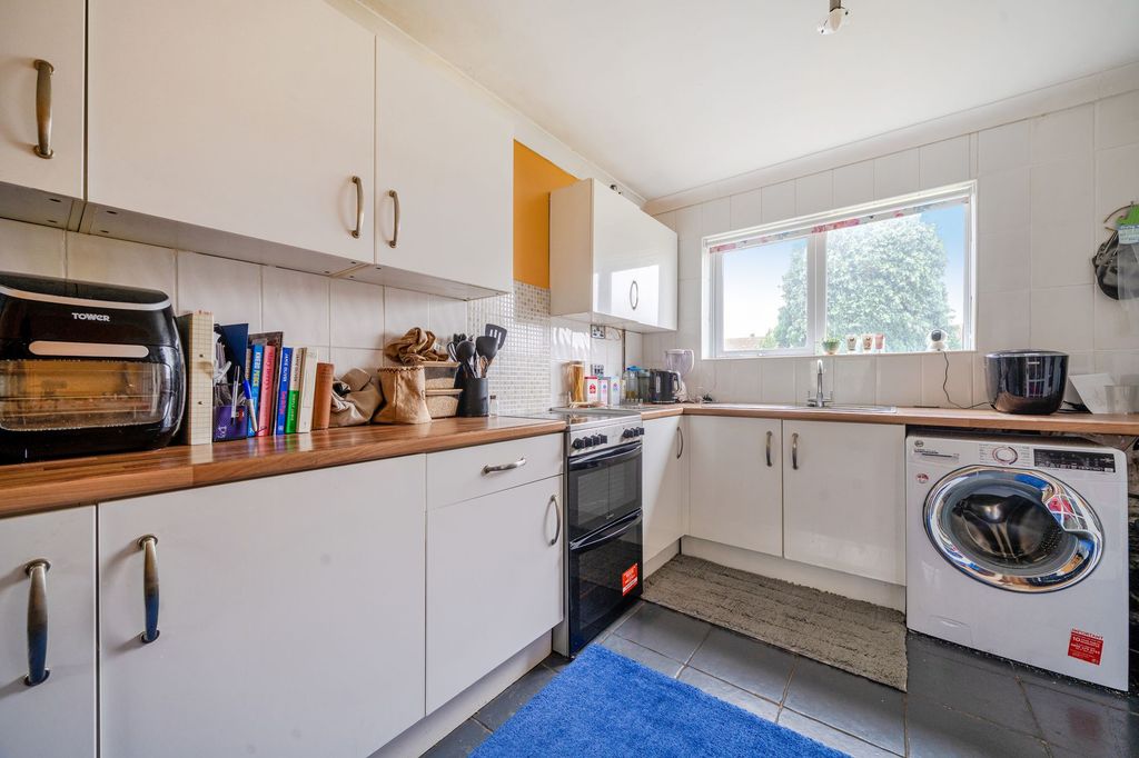 Property photo 3 of 10 Kitchen