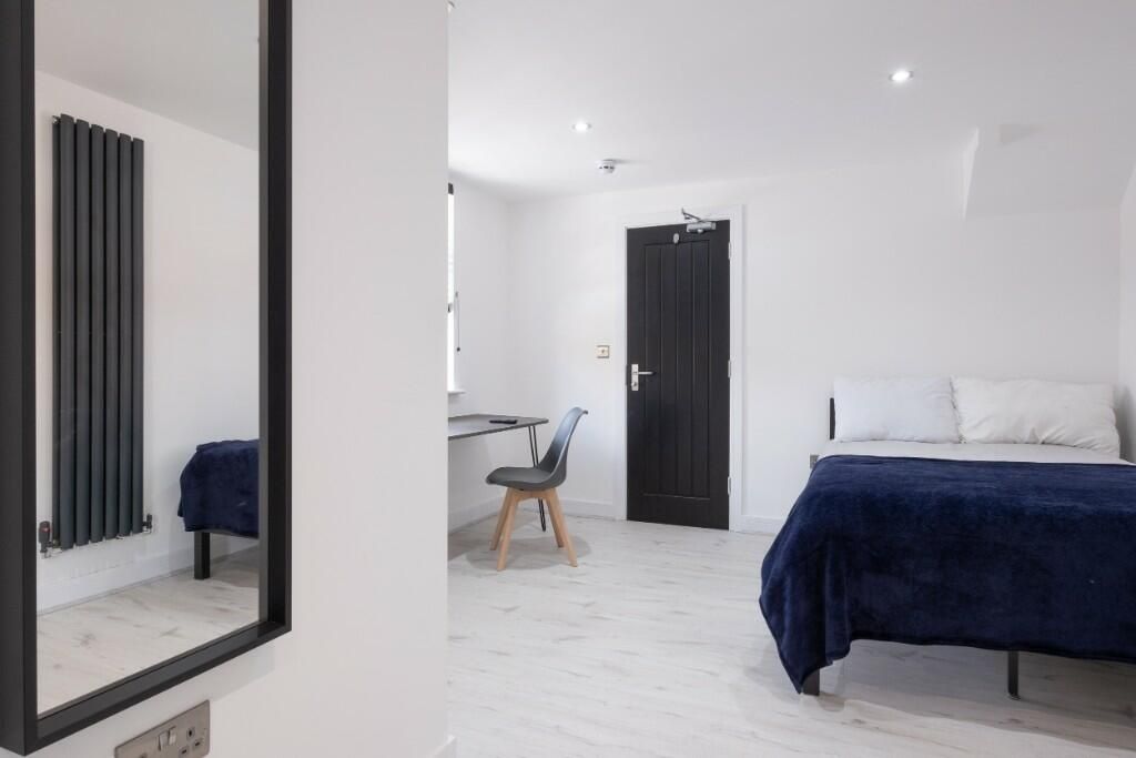 Property photo 1 of 15 Bright And Spacious Master Bedroom Featuring A Com...