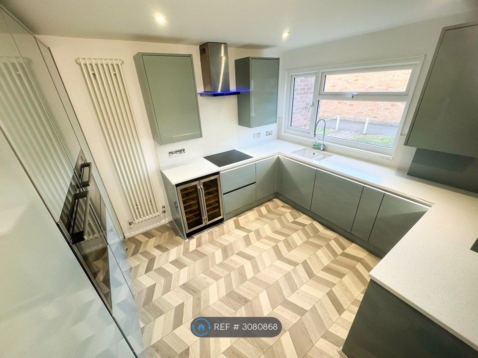 Property photo 2 of 11 Fully Integrated Modern Kitchen