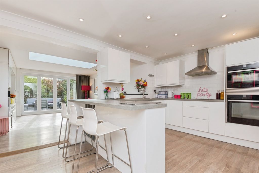 Property photo 2 of 20