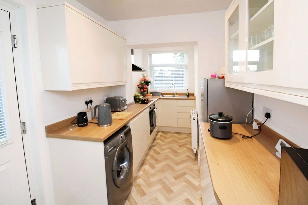 Property photo 3 of 9 Kitchen