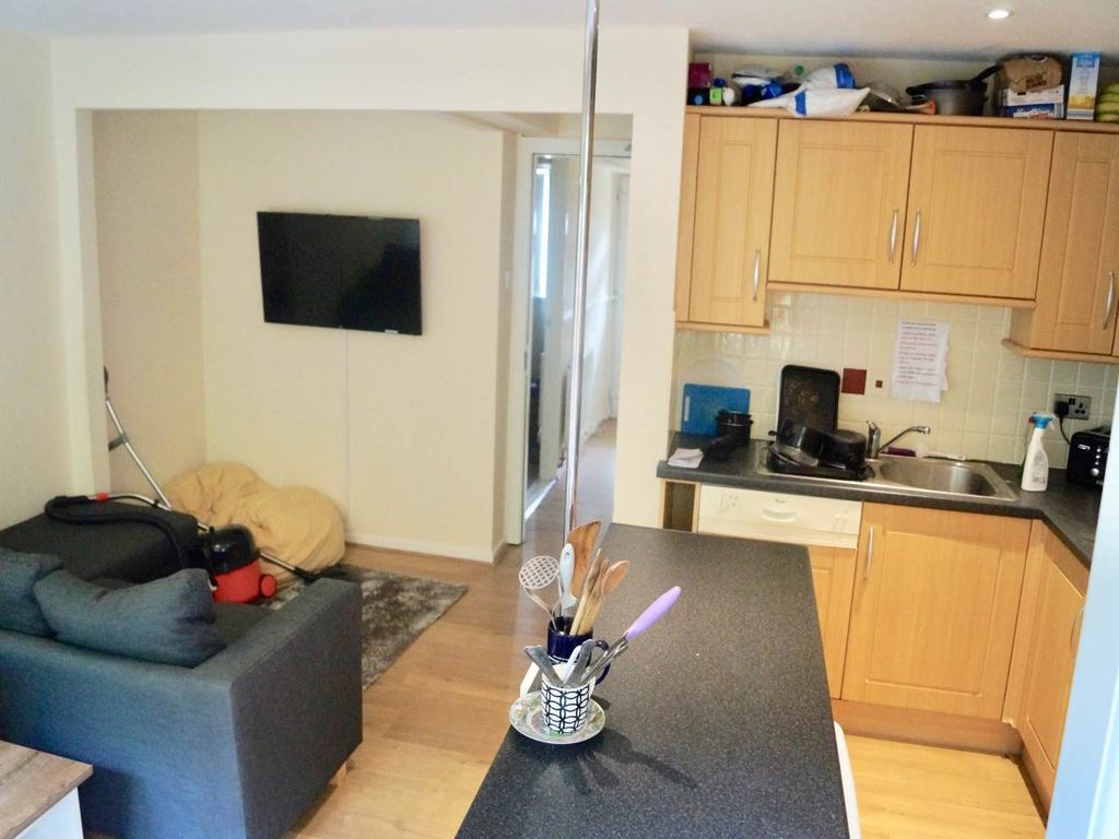 Property photo 2 of 7 Kitchen/Lounge