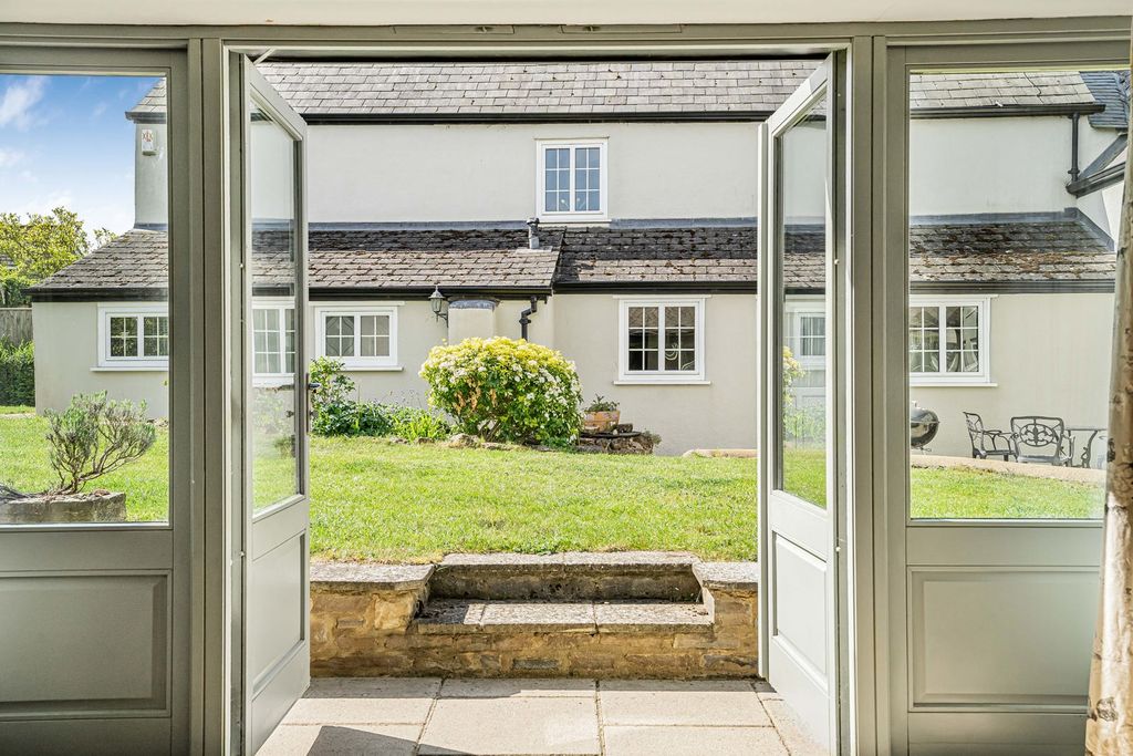 Property photo 3 of 27 Snug