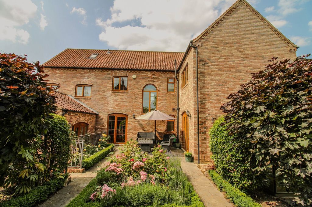 Property photo 2 of 31