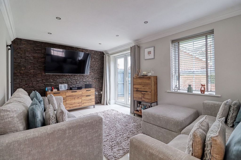 Property photo 2 of 16 Lounge