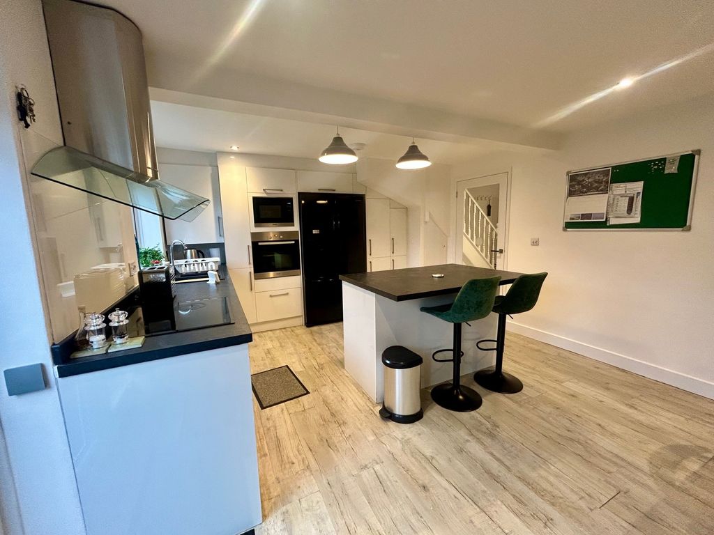 Property photo 2 of 9 Kitchen