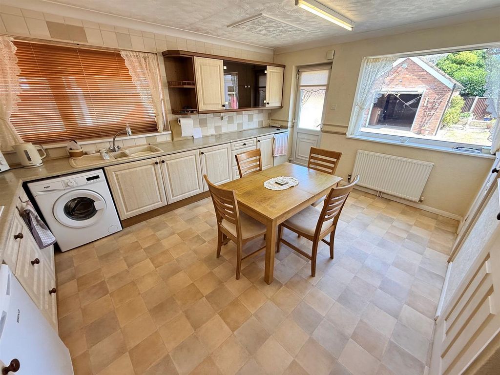 Property photo 3 of 20 Kitchen/Breakfast Room