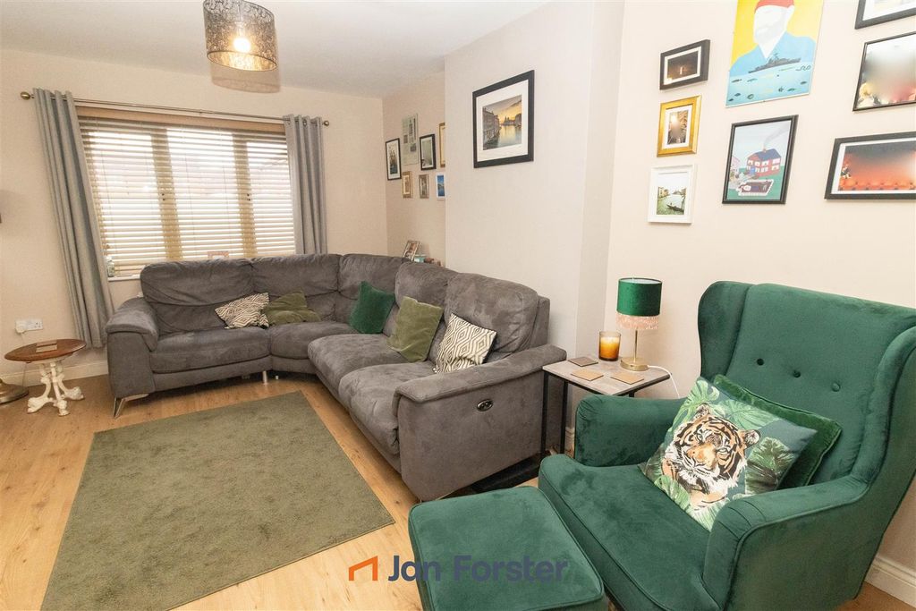 Property photo 3 of 12 Lounge