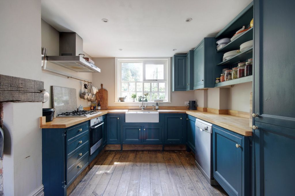 Property photo 3 of 18 Kitchen