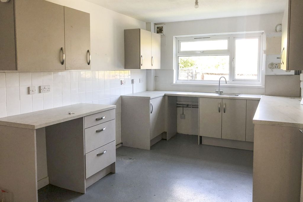 Property photo 2 of 12 235 Gunville Road, Newport, Isle Of Wight, Po30 5Lu