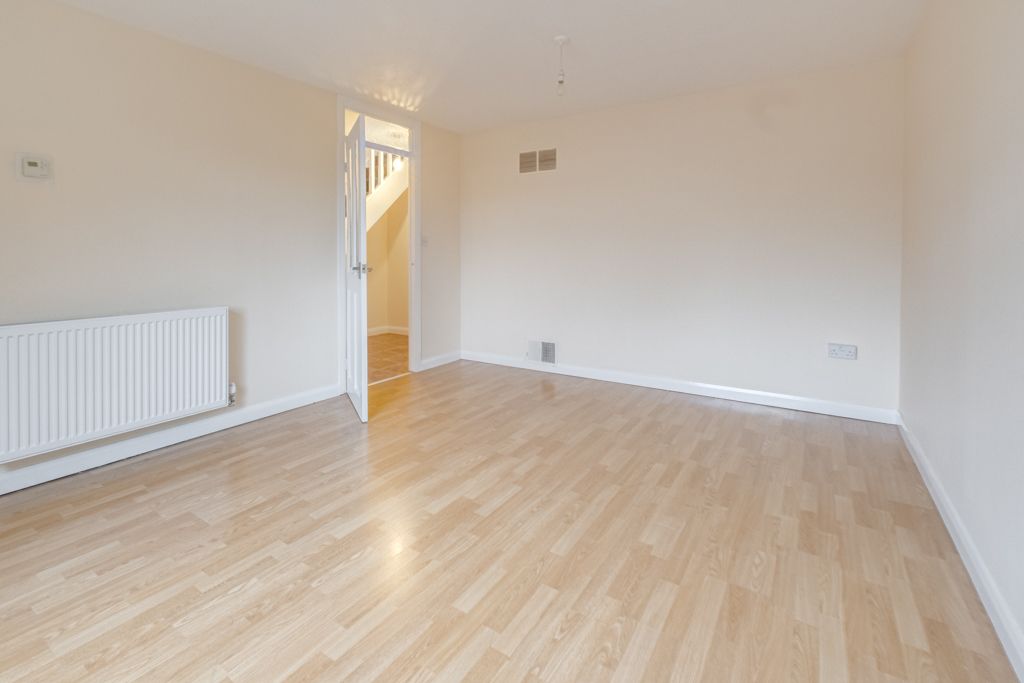 Property photo 3 of 13 Lounge 2