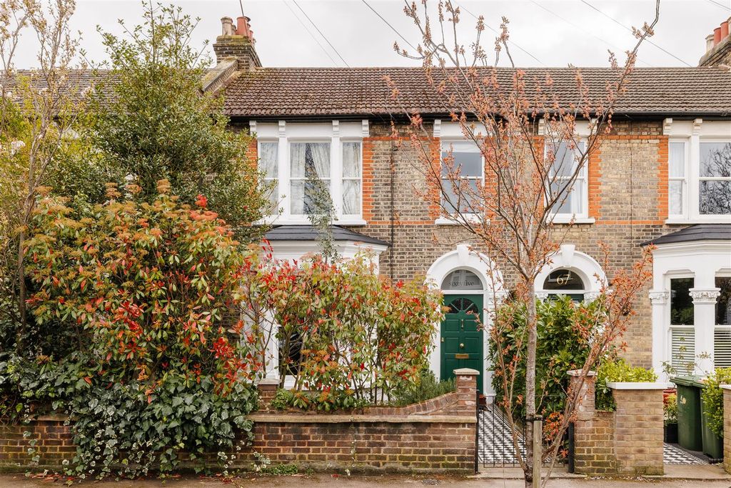 Property photo 1 of 35 Durham Road, E12