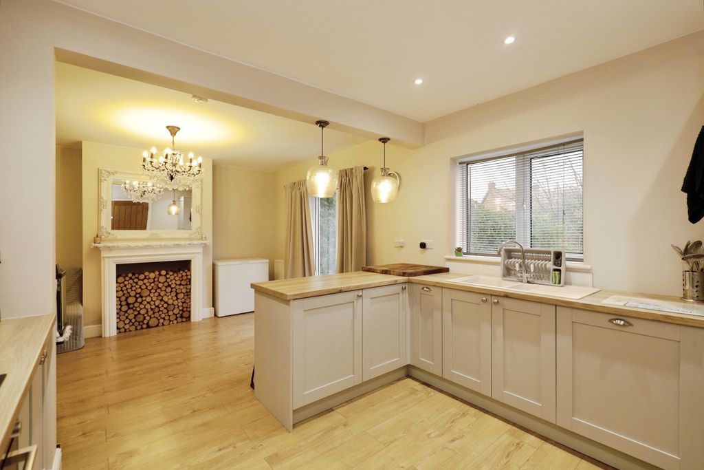 Property photo 3 of 16 Kitchen (1)