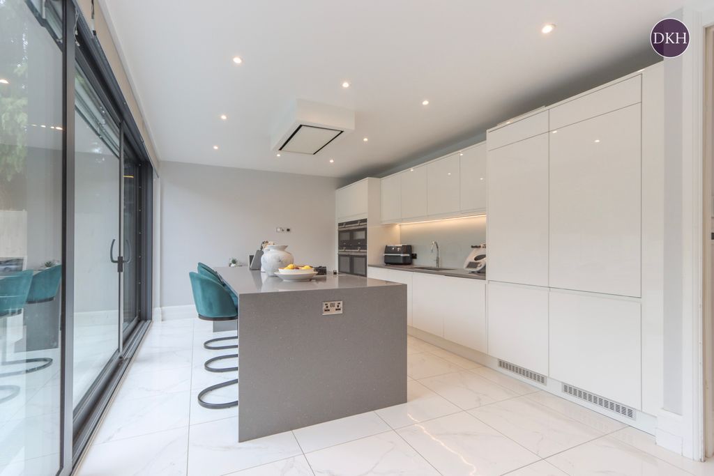 Property photo 3 of 27 Picture No. 04