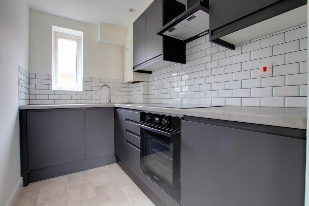 Property photo 2 of 6 Picture No. 11