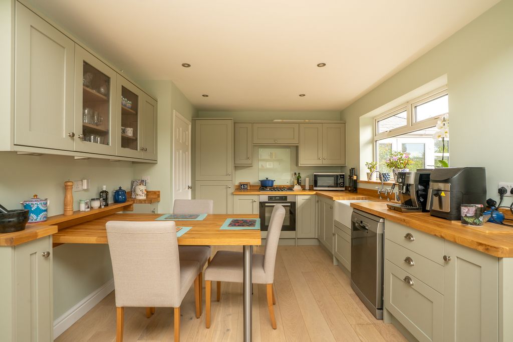 Property photo 2 of 42 49Hindburnclose17