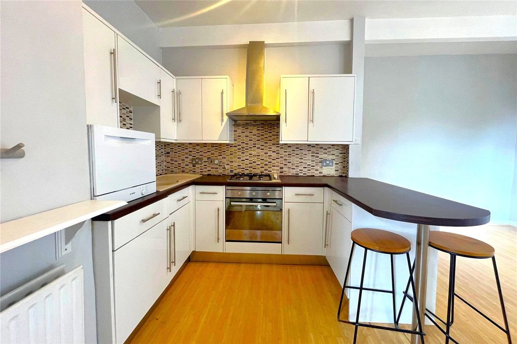 Property photo 2 of 15 Picture No. 11