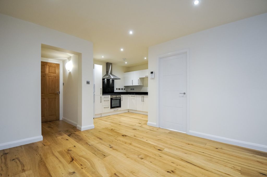 Property photo 2 of 9 118 London Road (5)