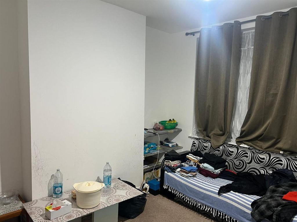 Property photo 3 of 8 Reception