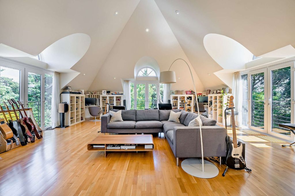 Property photo 3 of 27 Drawing Room