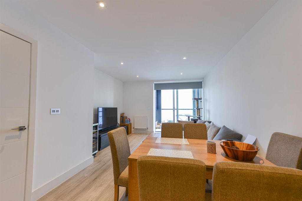 Property photo 3 of 15 62 Brunswick House7.Jpg