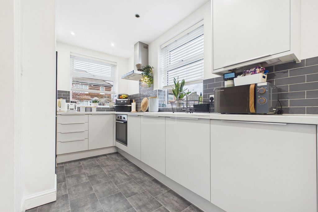 Property photo 3 of 18 Kitchen