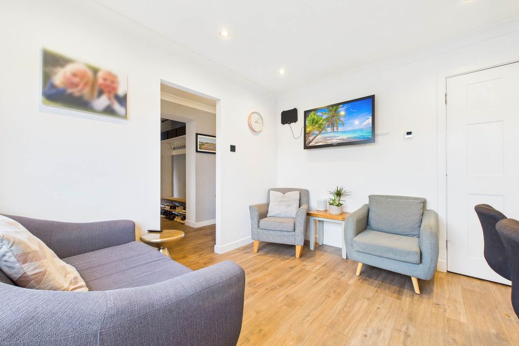 Property photo 3 of 28