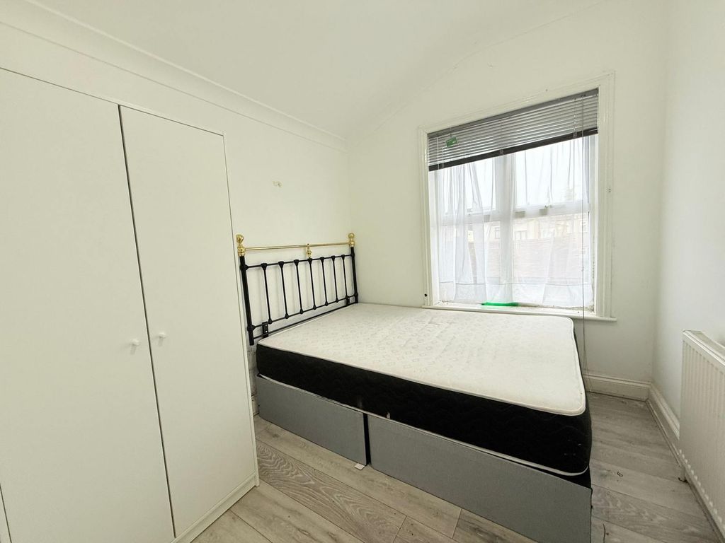 Property photo 1 of 5 Medium Size Bedroom Close To Ilford Station Â£750 Pcm