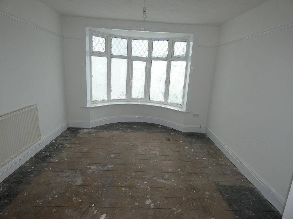 Property photo 2 of 14 Front Lounge