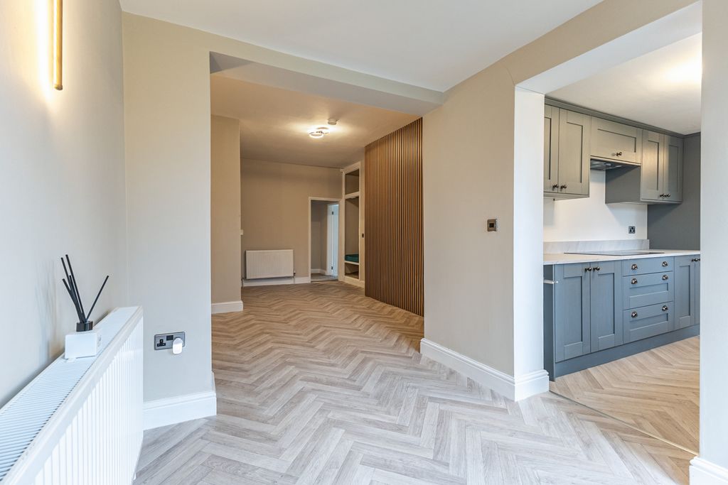 Property photo 3 of 15 Entrance/Dining