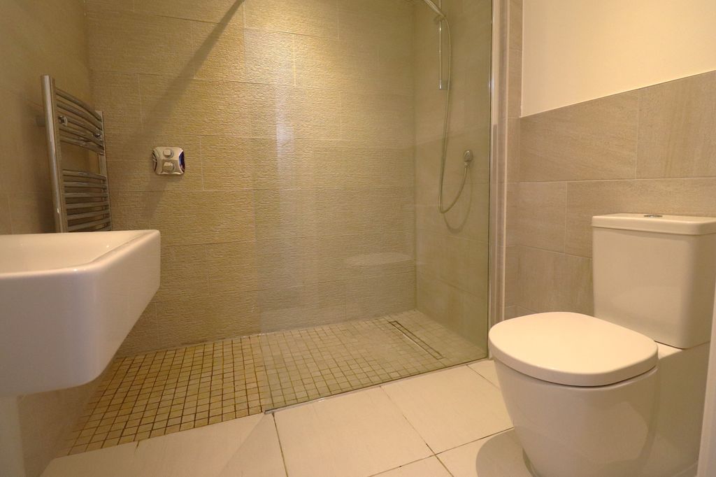 Property photo 2 of 9 Ensuite