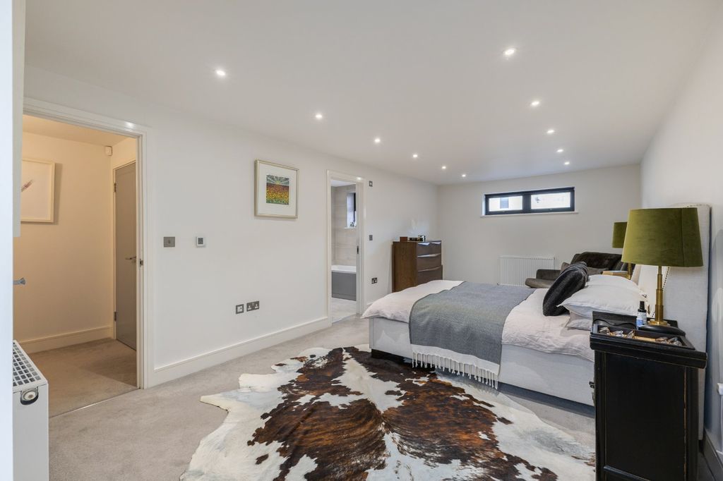 Property photo 3 of 14 Principal Bedroom