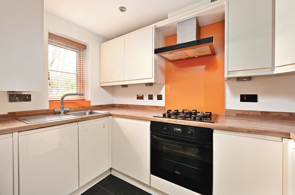 Property photo 2 of 10 Kitchen