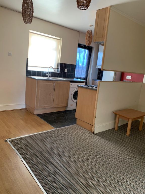Property photo 1 of 5 2 Bed Flat To Rent Cardiff Road, Town Centre Lu1