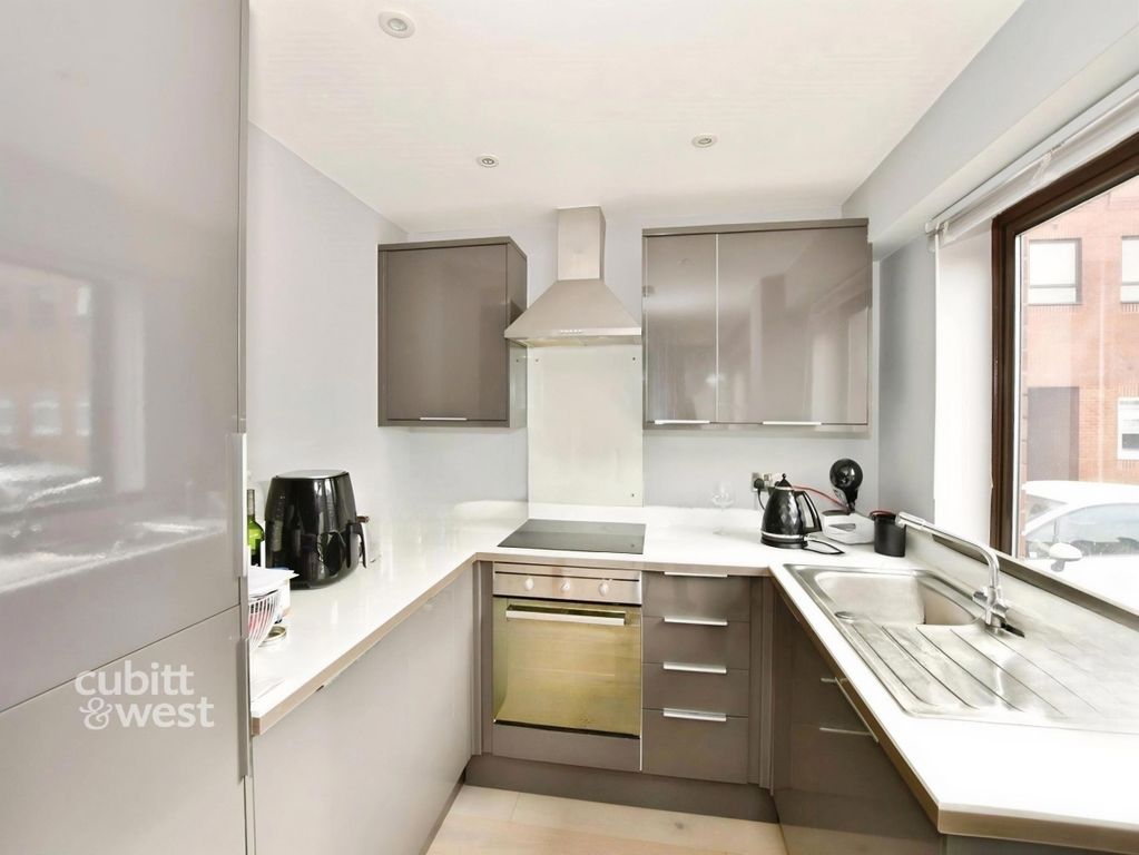 Property photo 2 of 9 Kitchen