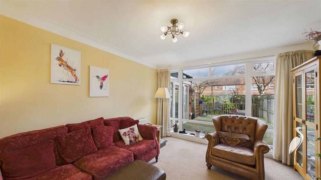 Property photo 3 of 32 Lounge