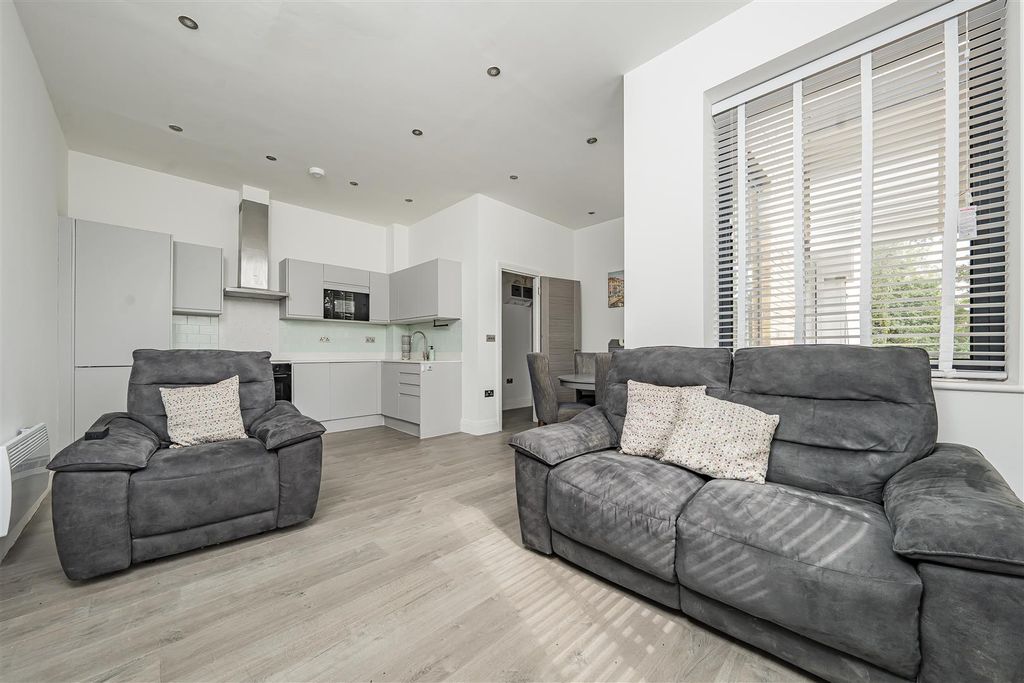 Property photo 3 of 13 Kitchen Lounge