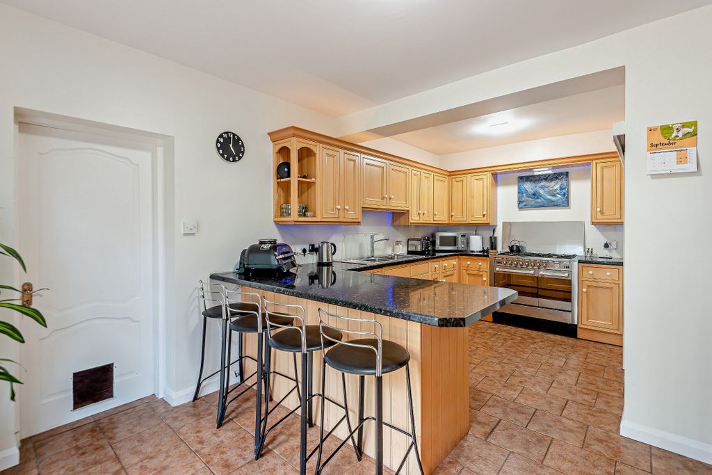 Property photo 3 of 14 Kitchen Breakfast