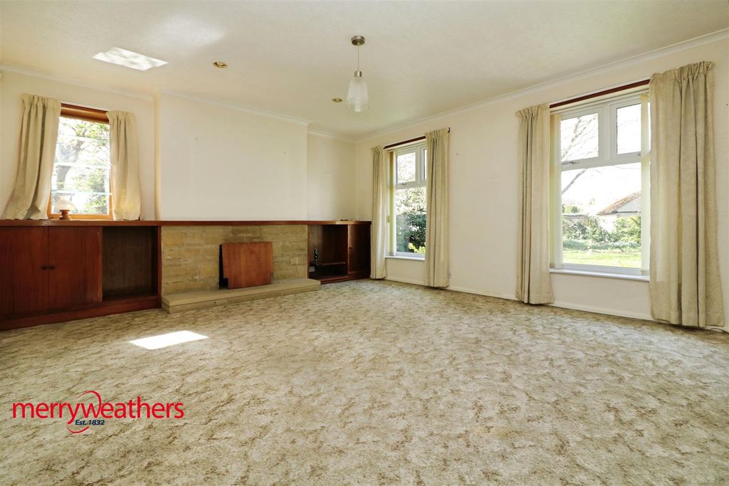 Property photo 3 of 19 Lounge