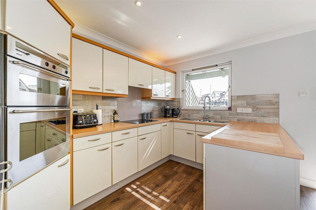 Property photo 3 of 26 Kitchen / Diner