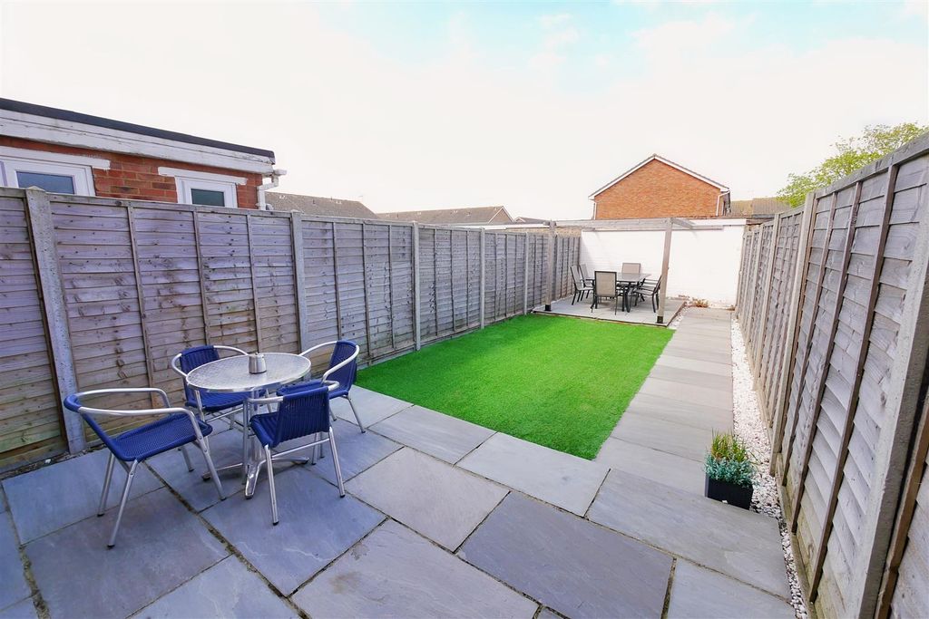 Property photo 2 of 11 Garden