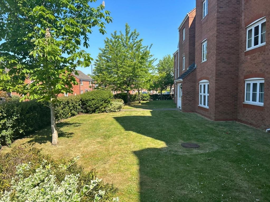 Property photo 3 of 10 Communal Front Garden.Jpg
