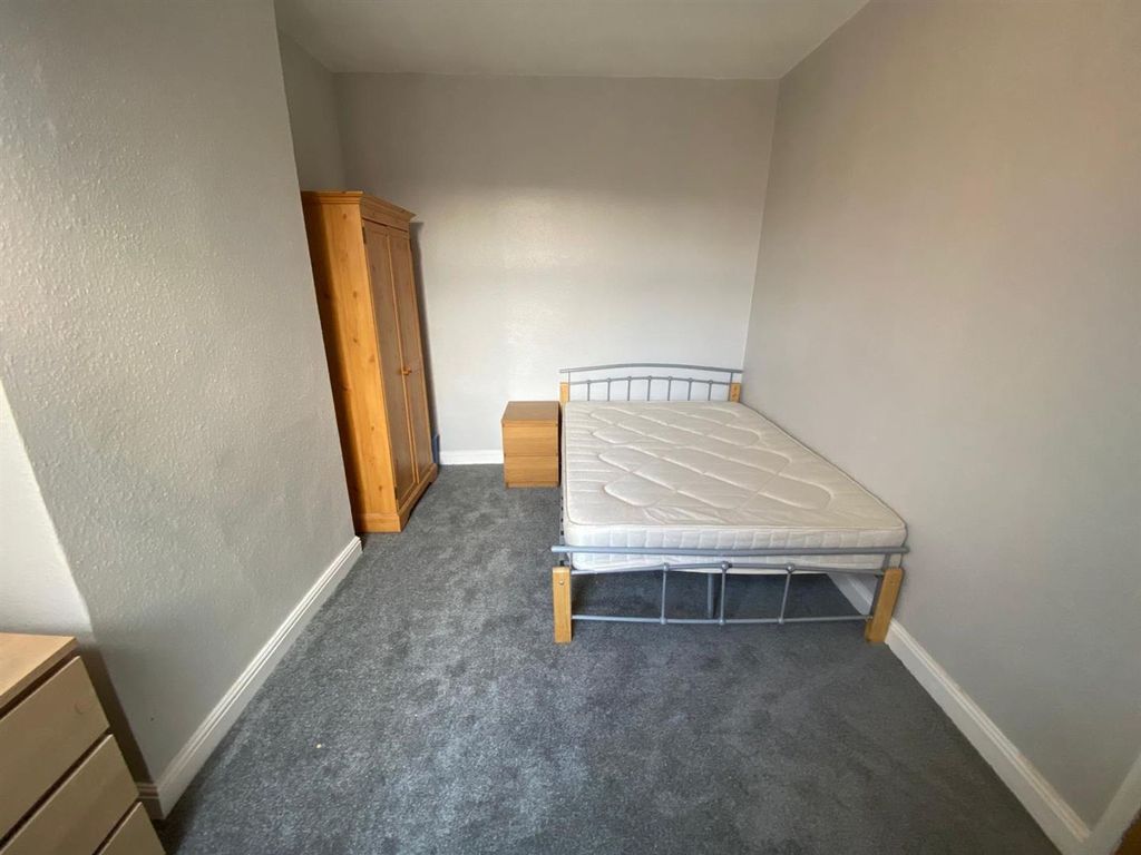 Property photo 1 of 7 Room 4