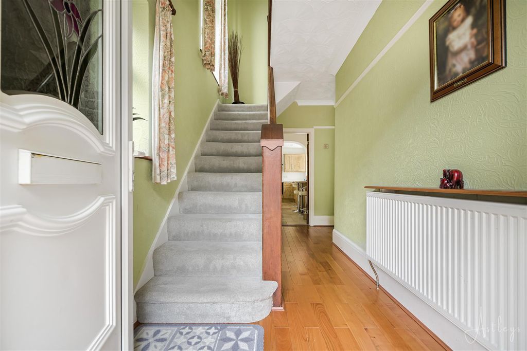 Property photo 2 of 23 Entrance Hall